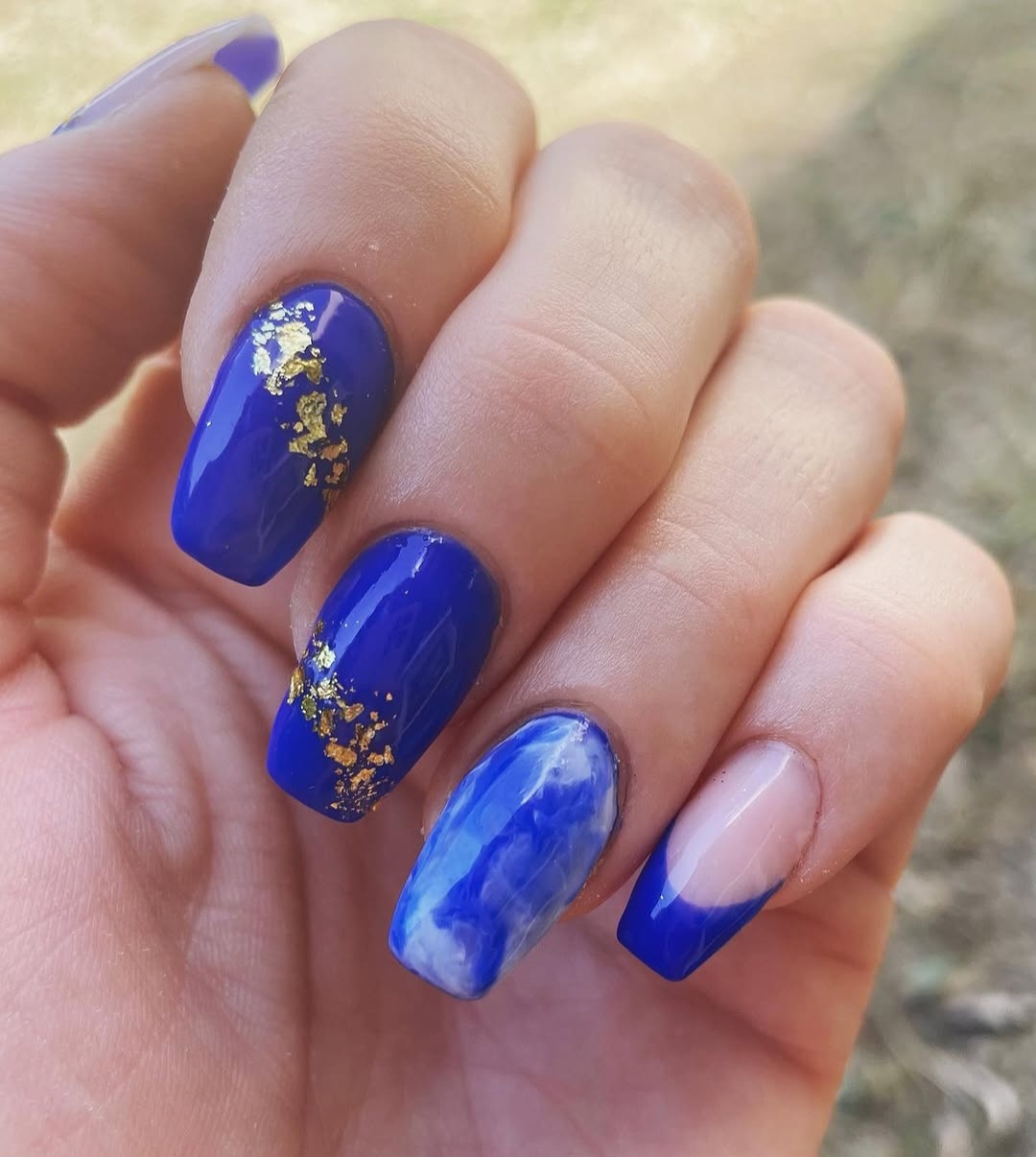 Ongles longs en gel avec nail art graphique