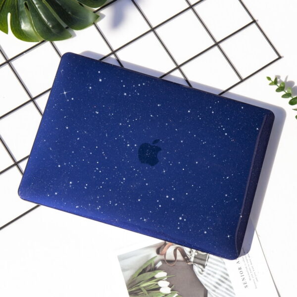 Protection pour MacBook A1398, A1706 A 1708, Pro 14, Pro 16, A2338 A2289 A2251. Protéger son MacBook est essentiel pour prolonger sa durée de vie et éviter les dommages accidentels. Avec la coque de protection pour MacBook, vous pouvez être sûr que votre appareil est en sécurité contre les rayures, les chocs et la poussière. La coque est spécialement conçue pour s'adapter parfaitement à votre MacBook, offrant une protection complète tout en conservant l'esthétique élégante de l'appareil. En effet, elle est facile à installer et à retirer, ce qui vous permet de changer votre style de protection en fonction de vos envies. Investir dans une coque de protection c'est investir dans la durabilité de votre appareil. Commandez maintenant pour protéger votre MacBook contre les dommages du quotidien !